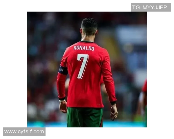 95号球星足球的崛起与挑战解析:从默默无闻到引领赛场风潮的传奇之路