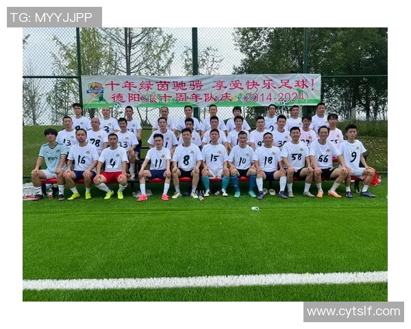 足球明星齐聚一堂合照展现荣耀时刻尽显绿茵场上风采