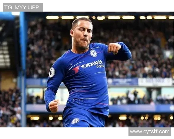 阿扎尔足球风采完美呈现高清无缝壁纸，畅享明星魅力与球场激情